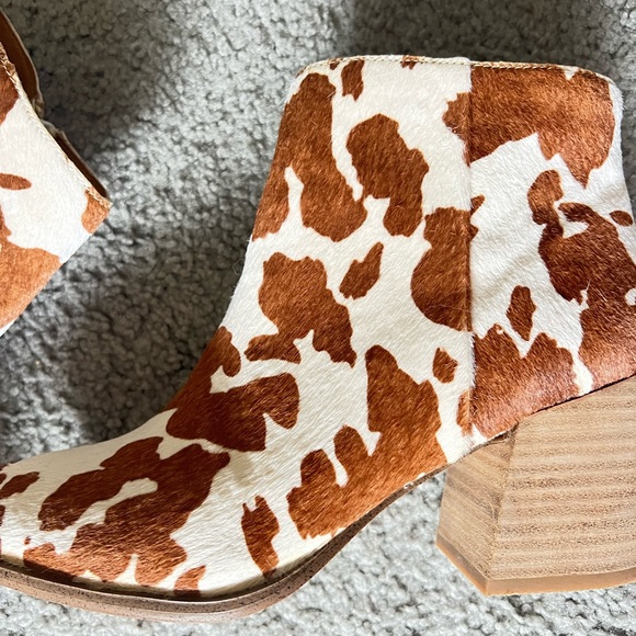 Dolce Vita Cow Print Bootie’s - Picture 4 of 6